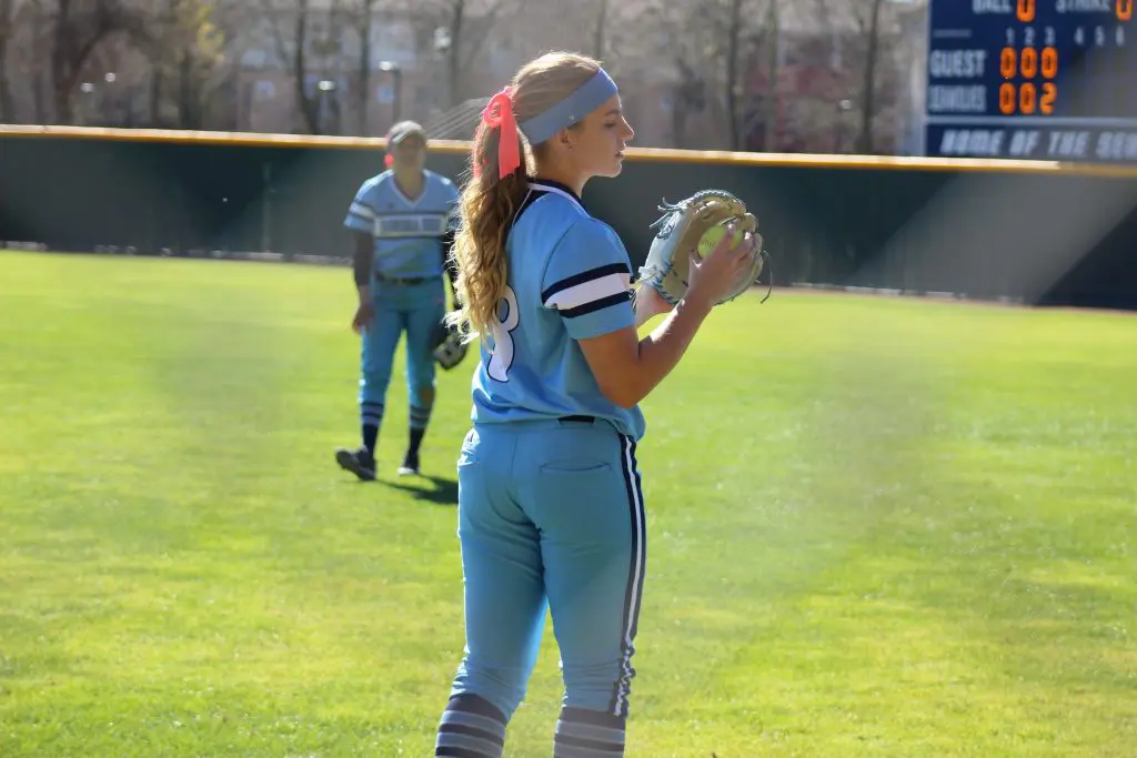 Difference-between-fastpitch-and-Slowpitch-Softball