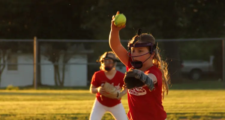 Difference-between-fastpitch-and-Slowpitch-Softball-pitching-style